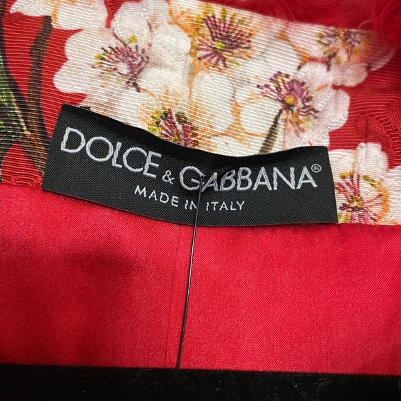 Dolce & Gabbana Red Jacquard Coat with Cherry Blossoms and Fur Collar - Picture 8 of 11